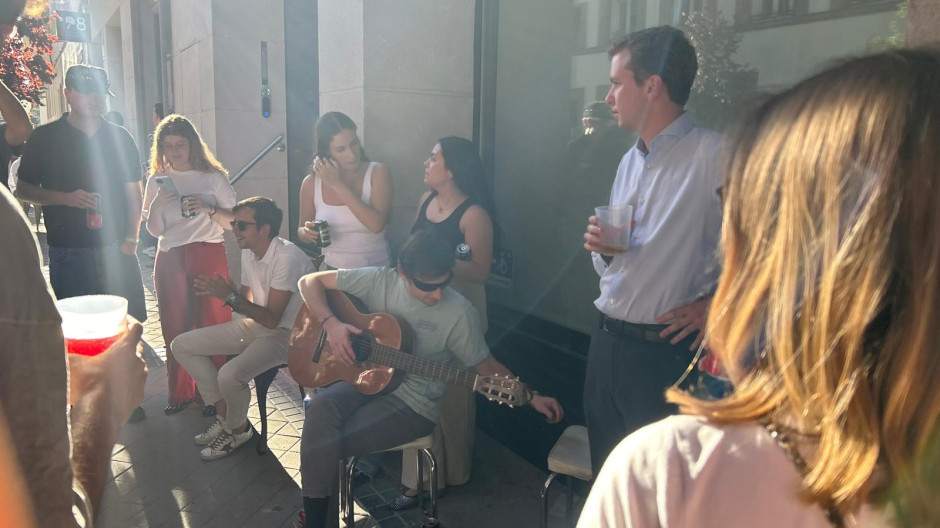 Imagen de un botellón en Madrid durante el apagón