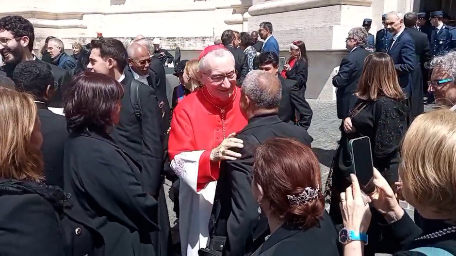 Los cardenales se despiden de sus familiares antes de entrar al cónclave