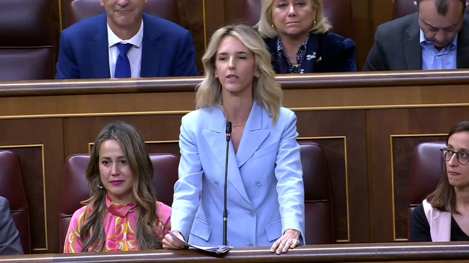 La diputada del Partido Popular, Cayetana Álvarez de Toledo, se dirige a Bolaños