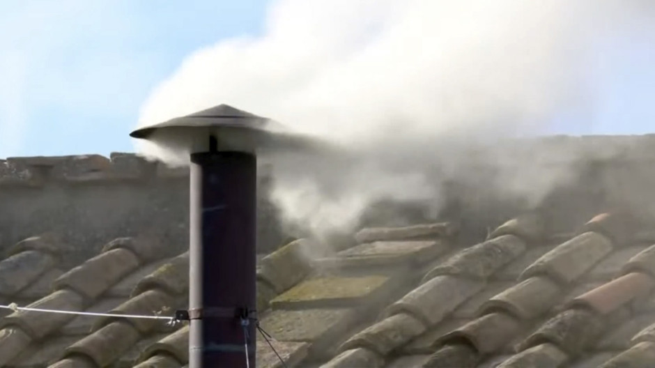 Así ha sido la fumata blanca que anuncia que ya hay Papa