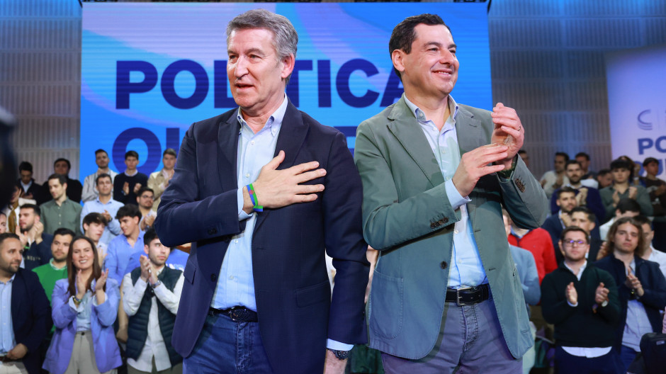 El presidente del Partido Popular, Alberto Núñez Feijóo junto con el presidente de la Junta de Andalucía, Juanma Moreno