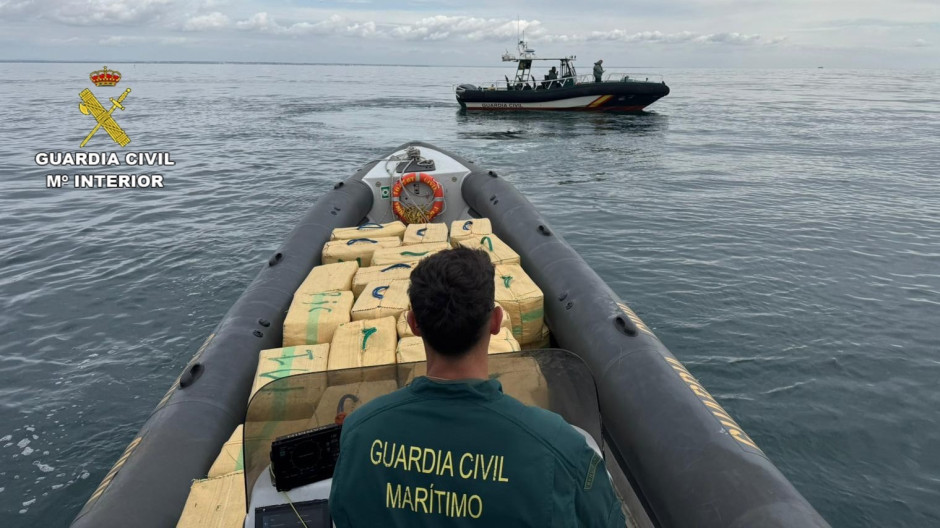 EuropaPress_6710792_intervenidos_93_fardos_mas_3700_kilos_hachis_embarcacion_rio_guadiana