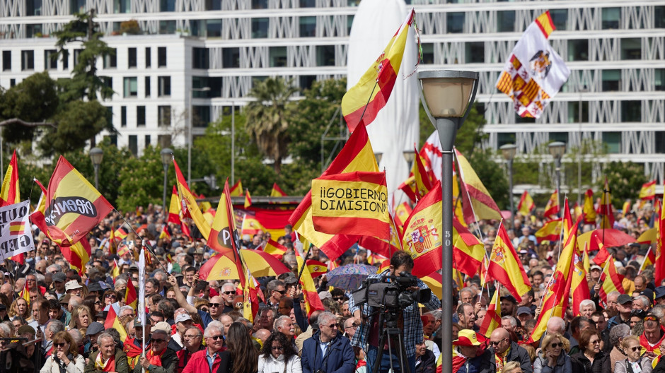Manifestantes concentrados en la plaza de Colón de Madrid para pedir la dimisión de Pedro Sánchez