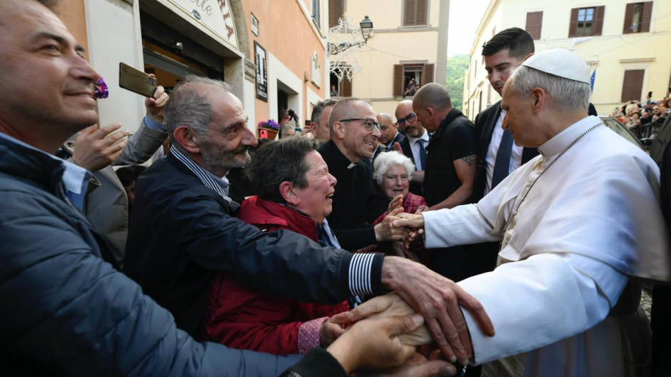 El Papa León recibe el cariño de muchas personas