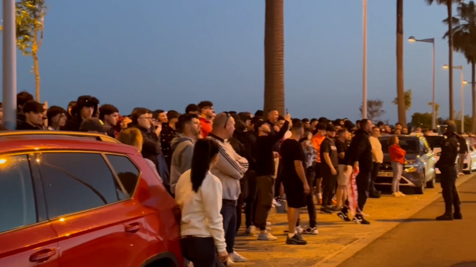 Los aficionados del Sevilla están hartos y se concentran en la ciudad deportiva