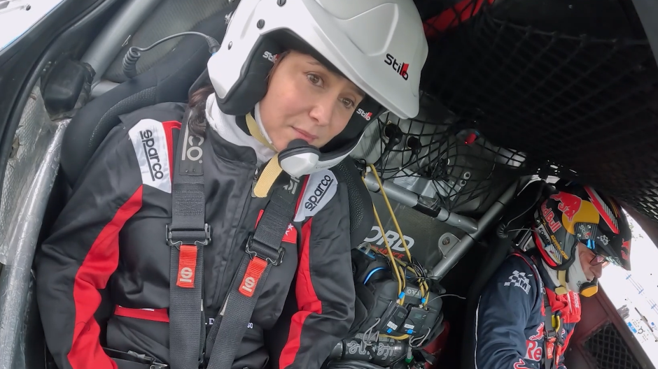 Los gritos de Ayuso en su primera vuelta al circuito de Fórmula 1 de Madrid con Carlos Sainz