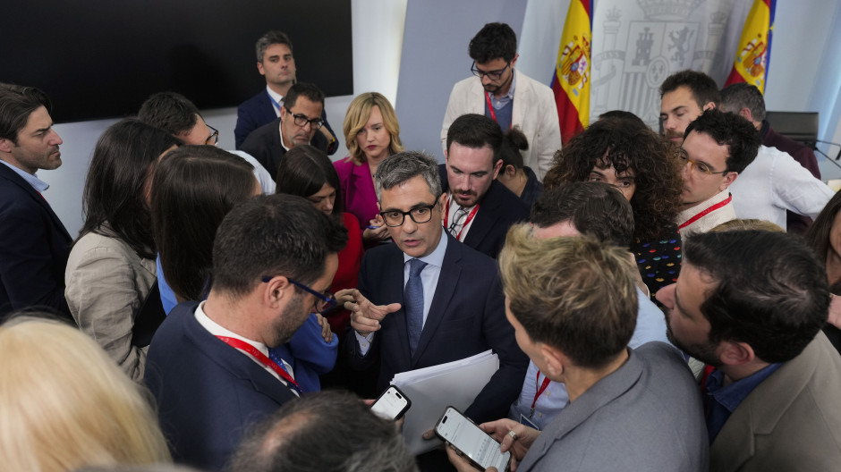 El ministro Bolaños, atendiendo a los periodistas tras la rueda de prensa