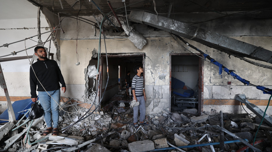 Palestinos inspeccionan la destrucción dentro del hospital Nasser en Khan Yunis, al sur de la Franja de Gaza