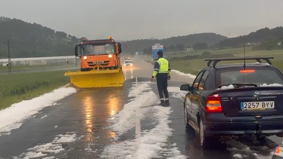 Máquinas quitanieves en pleno mes de mayo para limpiar las carreteras tras la granizada en Navarra