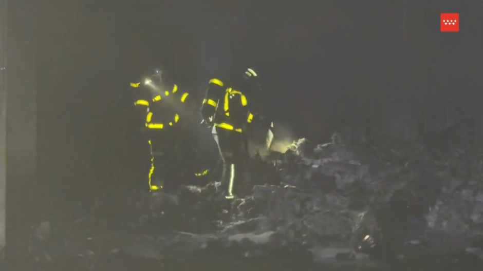 Un incendio en una nave industrial abandonada de Móstoles moviliza a 12 unidades de bomberos