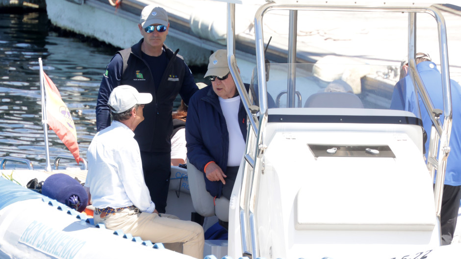 El rey Juan Carlos reaparece en Sanxenxo para disfrutar de una jornada de navegación