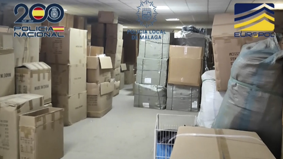 El interior del almacén en el que guardaban siete toneladas de ropa