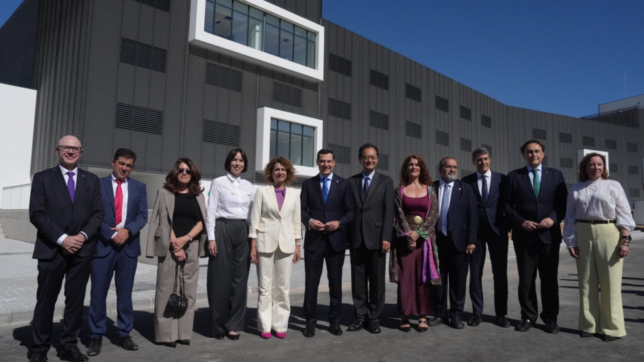El presidente de la Junta, Juanma Moreno, en el centro en la imagen junto con la vicepresidenta primera del Gobierno, María Jesús Montero, a su derecha, y la ministra de Ciencia, Diana Morant