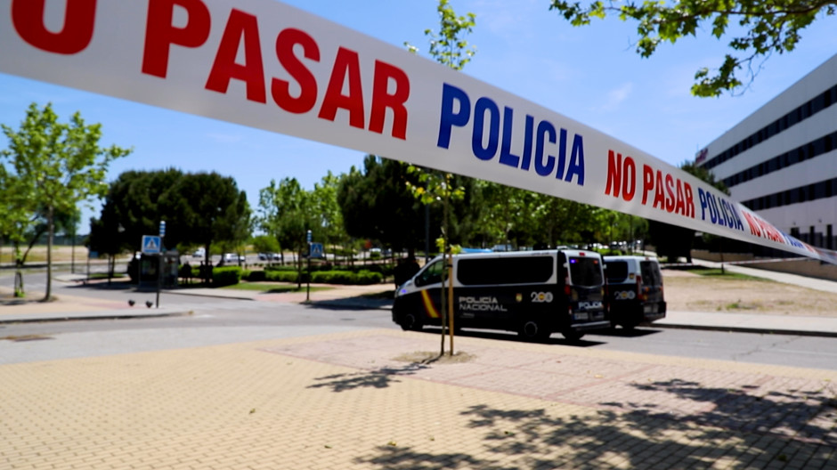 Cordón policial frente al colegio de Pozuelo donde ha ocurrido el tiroteo