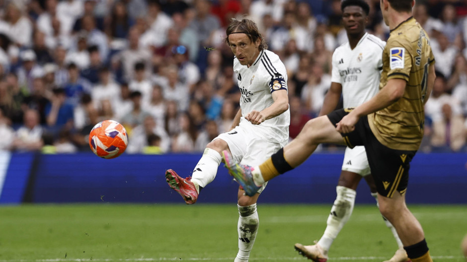 Luka Modric pasa un balón en el partido frente a la Real Sociedad