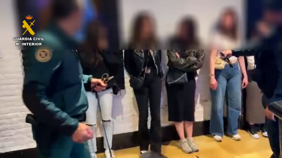 La Guardia Civil disuelve un botellón en Alfaro y detecta un táser en un bar