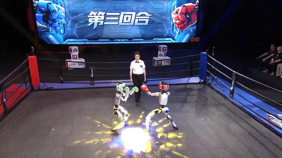 China celebra el primer campeonato de boxeo entre robots humanoides controlados por personas
