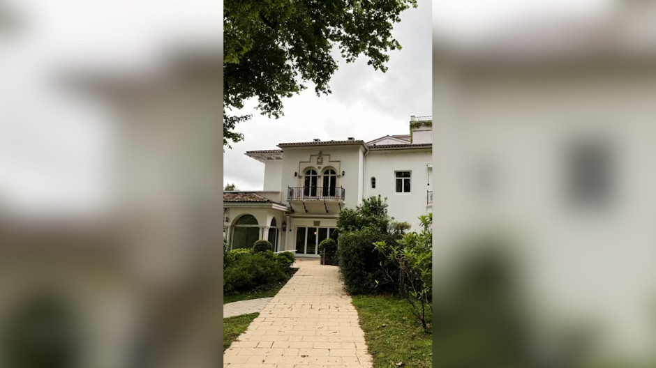 Así es Brindos, el castillo con un lago privado donde puedes dormir, que conquistó a Marta Ortega