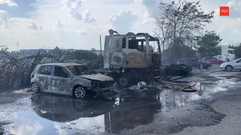 Un aparatoso incendio arrasa una zona de Meco, afectando  a camiones, coches y viveros
