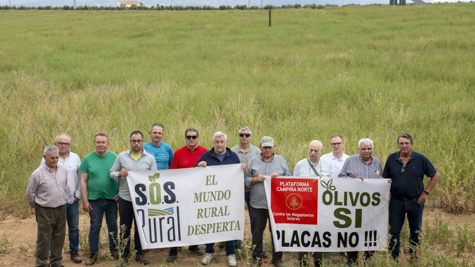 Agricultores posando para el reportaje de la Agencia EFE
