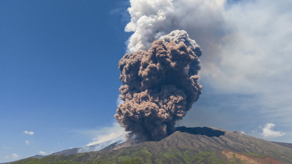 El volcán Etna entra nuevamente en erupción con fuertes explosiones