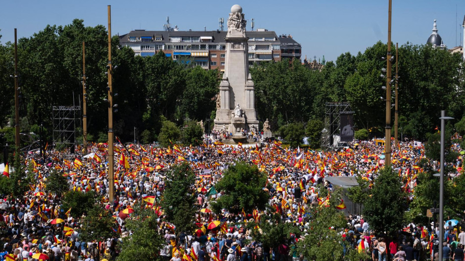 Manifestantes en la Plaza de España este domingo
