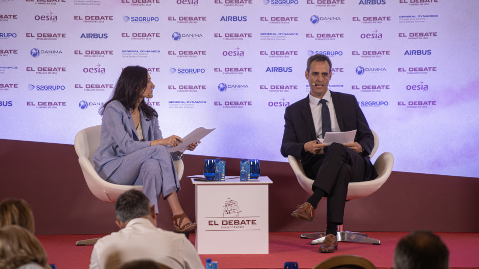 El director comercial de Defensa de Indra, junto a la periodista de El Debate, Ana Martín, en la III Jornada de Defensa de El Debate