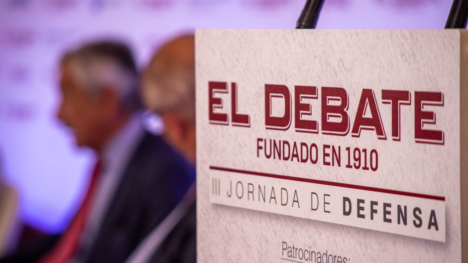 Atril de la III Jornada de Defensa de El Debate