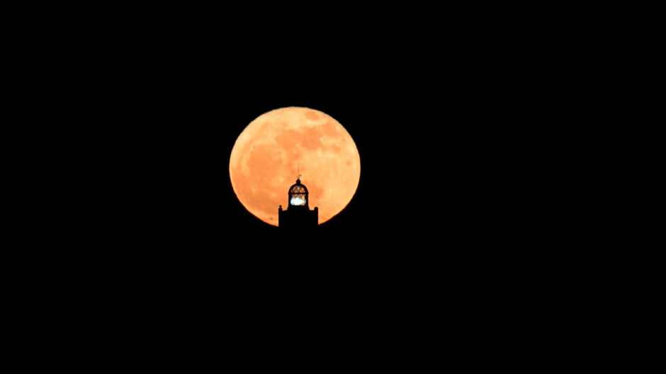 la luna de fresa vista desde Fuerteventura