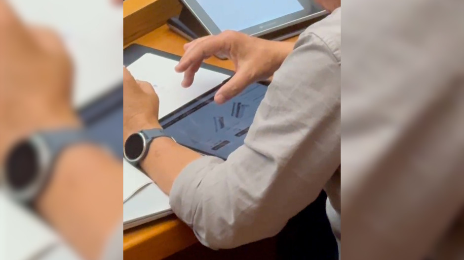 Baldoví se dedica a hacer compras por internet durante el Pleno de las Cortes Valencianas