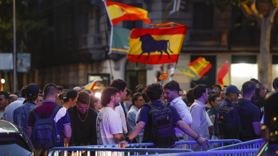 Segundo día de protestas contra Sánchez en Ferraz tras la caída de Cerdán