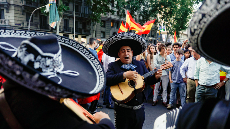 Los mariachis que cantaron en Ferraz contra Pedro Sánchez
