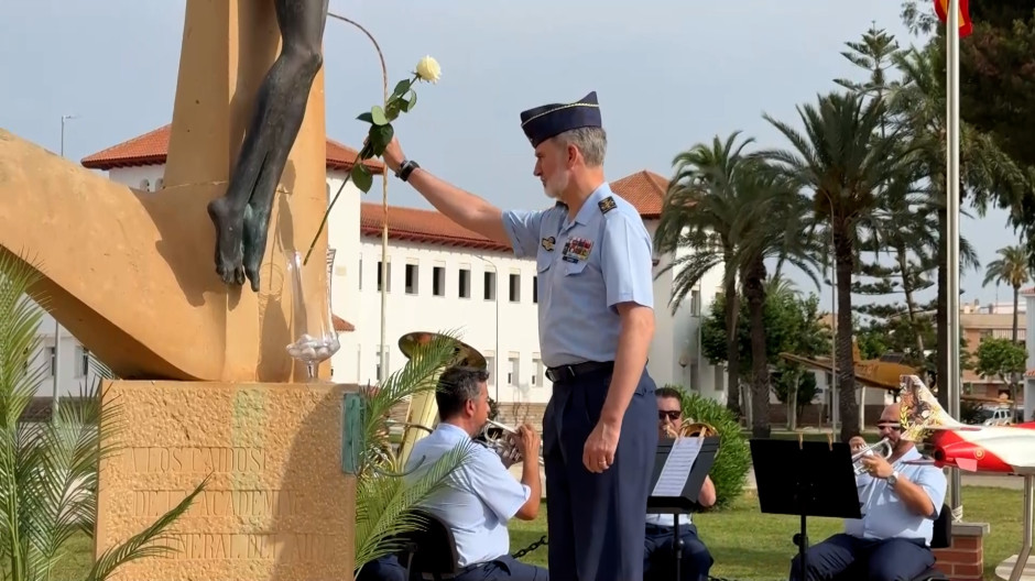 El rey Felipe VI al comienzo de la exhibición aérea en Murcia