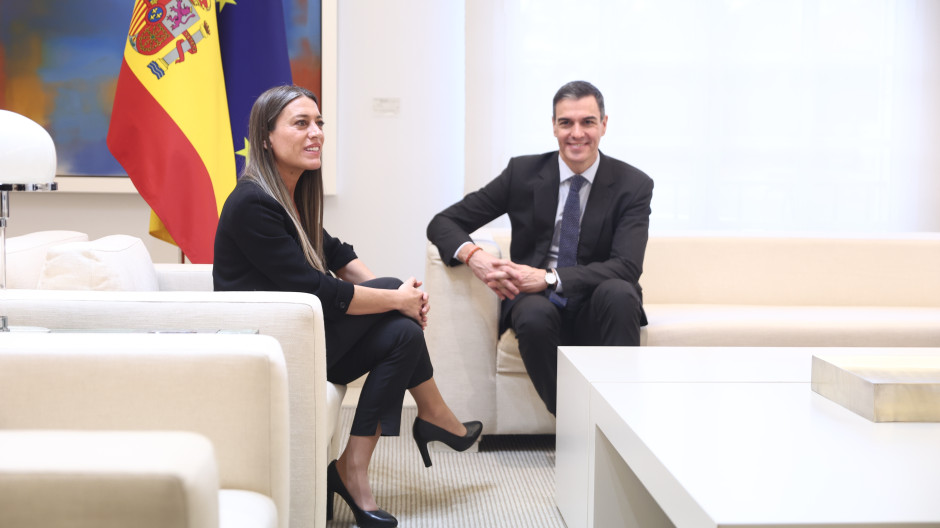 El presidente del Gobierno, Pedro Sánchez, recibe a la portavoz de Junts en el Congreso, Miriam Nogueras, en el Palacio de la Moncloa
