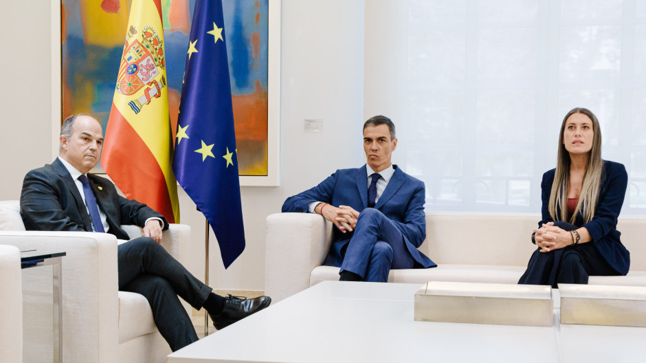 El secretario general de Junts, Jordi Turull; el presidente del Gobierno, Pedro Sánchez, y la portavoz del Grupo Parlamentario Junts, Miriam Nogueras