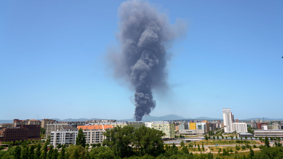 Un incendio en la fábrica LEA de Vitoria