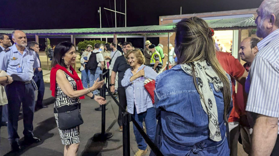La ministra española de Defensa, Margarita Robles recibe a los españoles evacuados de Israel e Irán en la base militar de Torrejón de Ardoz