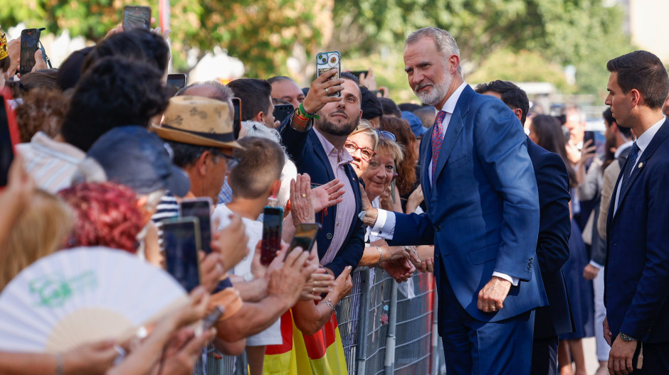 Felipe VI, cercano a Badia del Vallès entre banderas de España