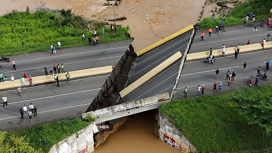 Un puente de la autopista José Antonio Páez (Venezuela)