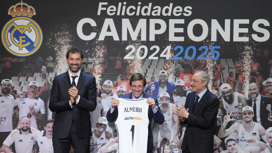 Almeida homenajea en el Ayuntamiento de Madrid al Real Madrid de baloncesto tras su último triunfo
