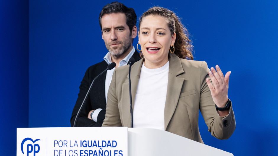 Ester Muñoz atiende a los medios en la Plaza de España de Don Benito en Badajoz