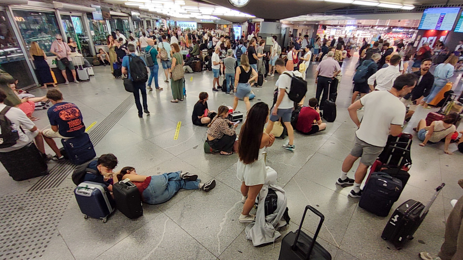 Caos en Atocha mientras se restablece el servicio en algunos trenes entre Madrid y Andalucía, en directo