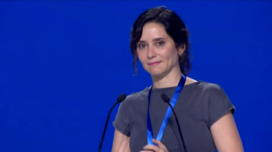 Ayuso, a Sánchez: «Privilegio es dar una cátedra a una señora que no pasó por la universidad»