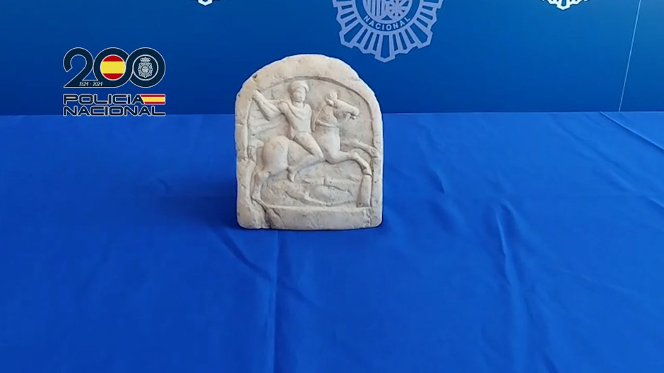La Policía Nacional recupera una estela funeraria romana del siglo II d.c.