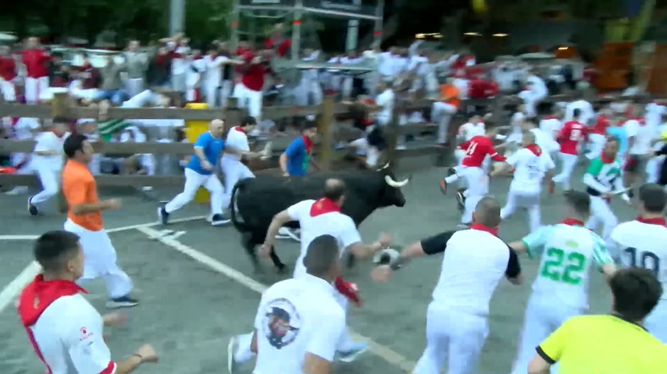 El toro rezagado que ha sembrado el caos en el segundo encierro de San Fermín 2025