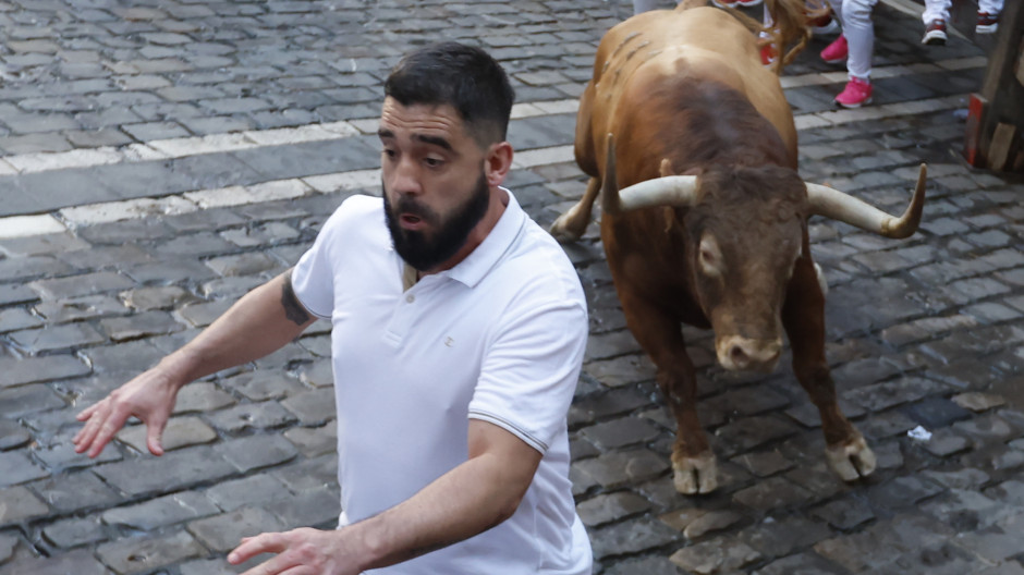 Corredor ante uno de los toros de San Fermín 2025
