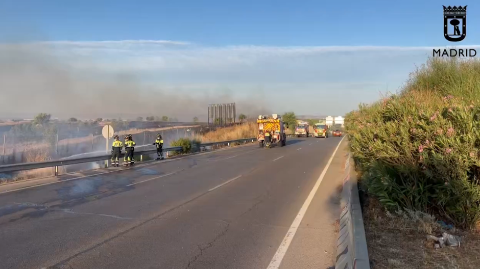 Un incendio en zona de pasto moviliza a los bomberos en el kilómetro 12 de la M-40 de Madrid