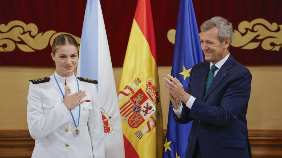 La princesa Leonor, aplaudida por el presidente del Ejecutivo gallego, Alfonso Rueda, tras recibir este lunes la Medalla de Oro de Galicia