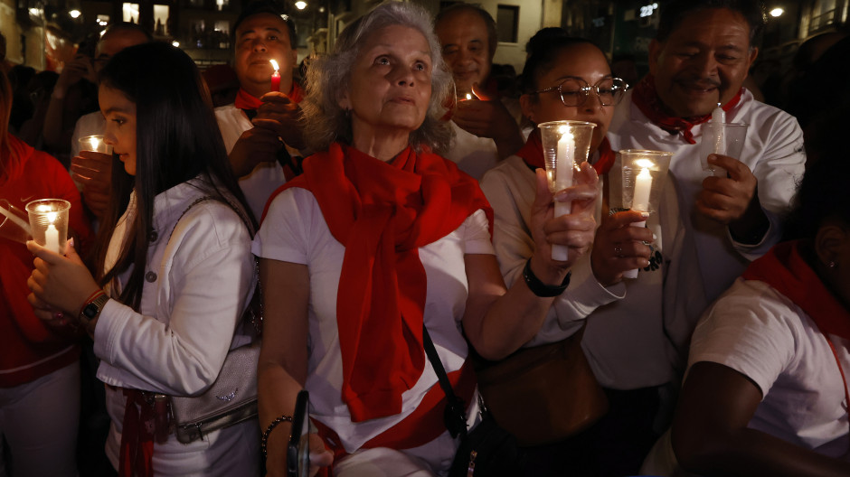 Pamploneses despidiéndose de las fiestas de San Fermín