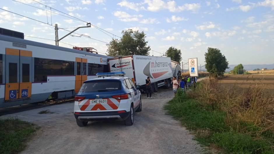 Un tren y un camión que han chocado este martes por la mañana  en El Brull (Barcelona)